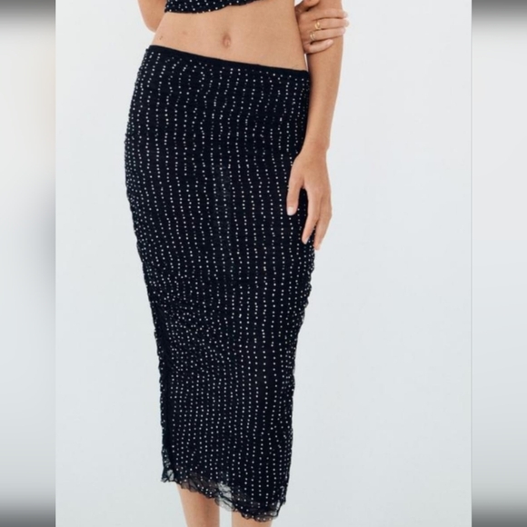 Elegant Zara Jewel Lace Midi Skirt - Picture 2 of 10